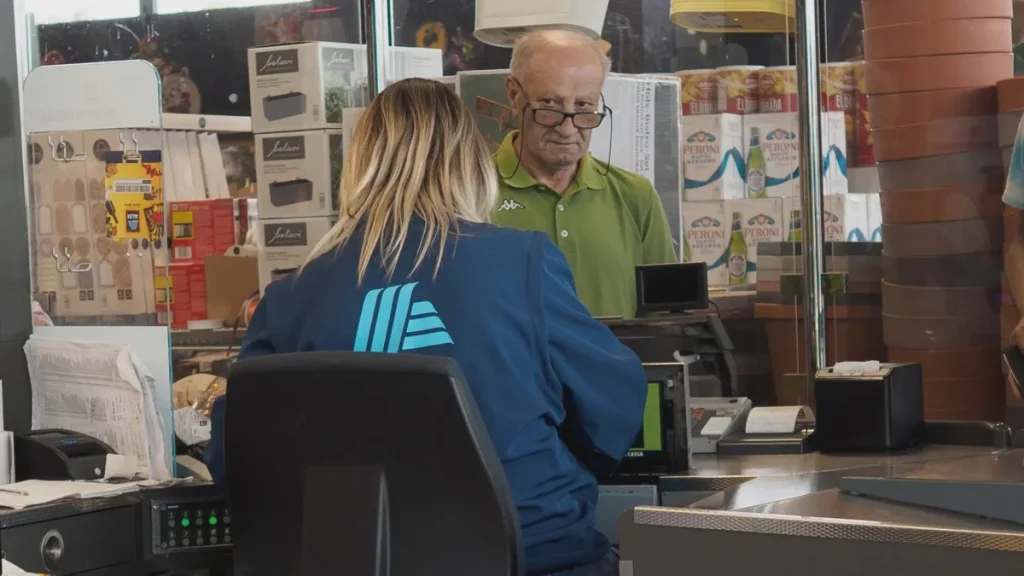 Poškozená bankovka u pokladny: Kdy vám ji obchod odmítnout nesmí a kde ji zdarma vyměníte