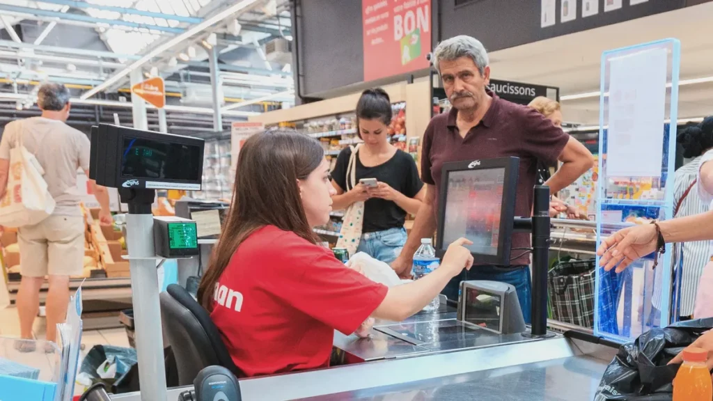 Mzdy pokladních léto 2026: Lidl vede s 36 500 Kč, Billa nabízí o 7 100 Kč méně i po dubnovém zdražení