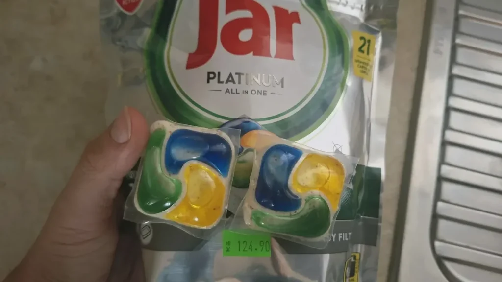 Tableta do myčky na sklo trouby: Internetový trik z roku 2026 funguje, ale má své meze