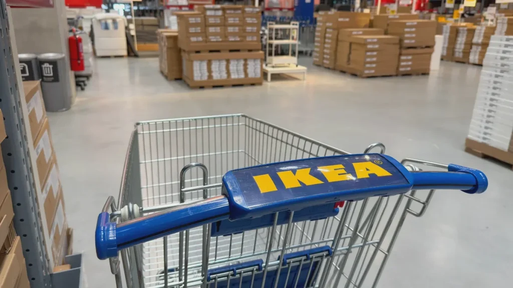Jména IKEA: Proč koberec HOVEN, odkapávač FLUNDRA a 7 dalších názvů baví celý svět