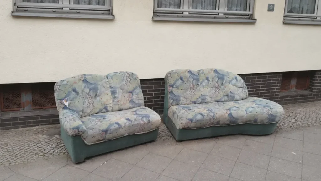Boneless Couch: Proč těžké sedačky z paneláků prohrávají s 20kilovou pěnou v krabici